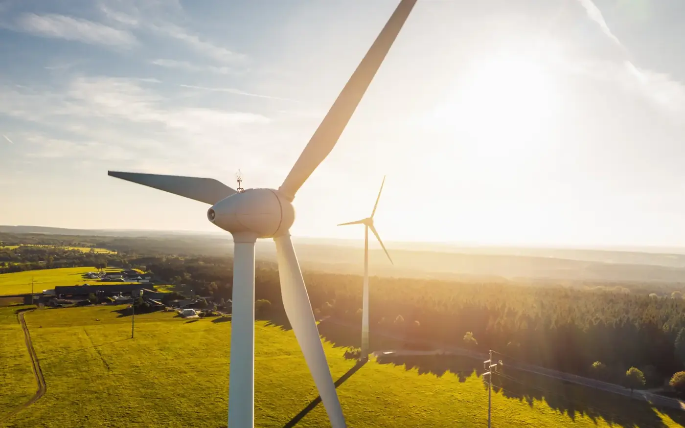 Avec un banc de charge, des spécialistes testent la génératrice d’une éolienne pour la mise en service et l’entretien