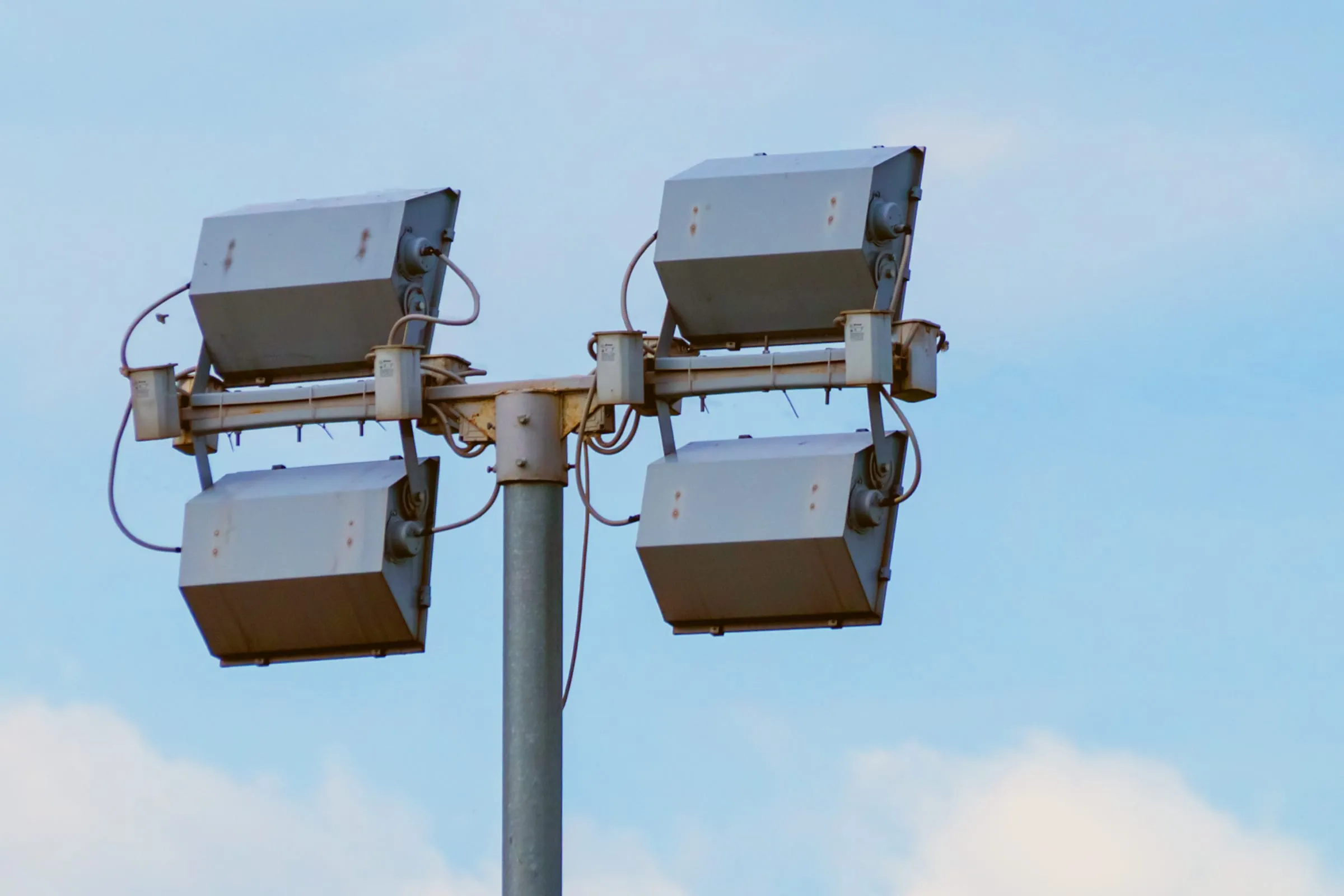 Strahler an einem Lichtmast mieten oder kaufen. © Tatiana - stock.adobe.com