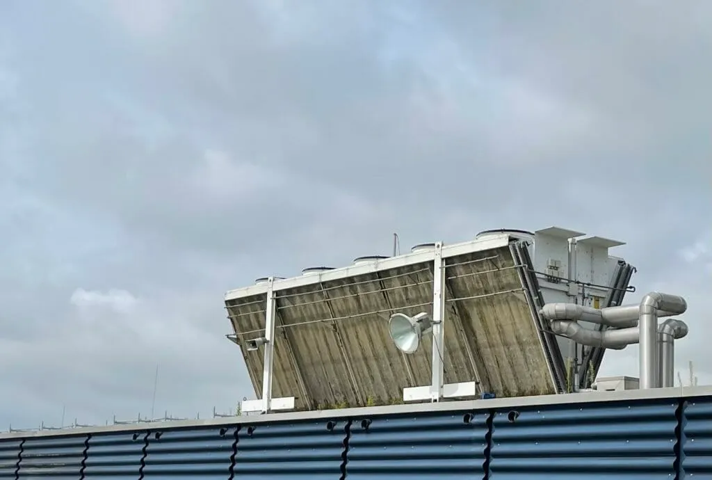 Groupe d’eau glacée blanc sur un toit plat devant un ciel nuageux