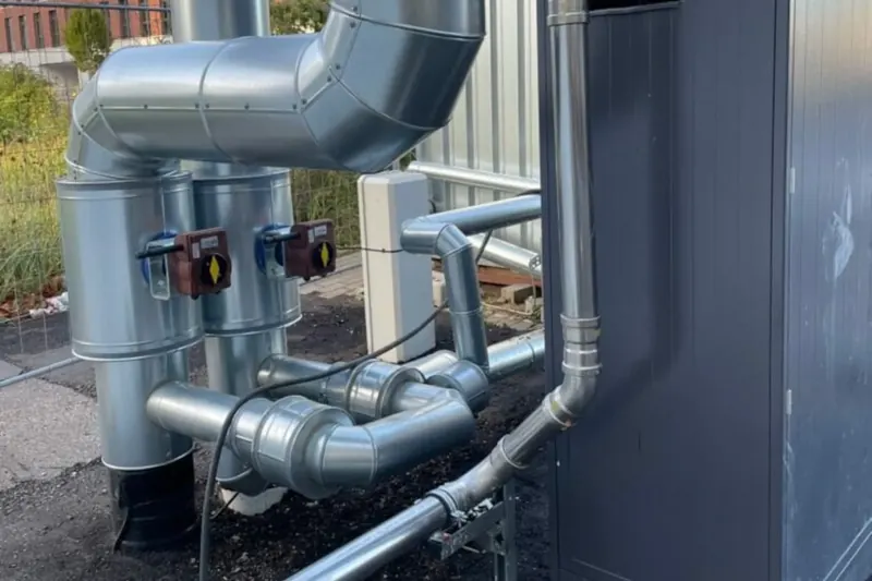 Conteneur de chauffage avec silencieux d’échappement et conduites isolées raccordé au réseau de gaz