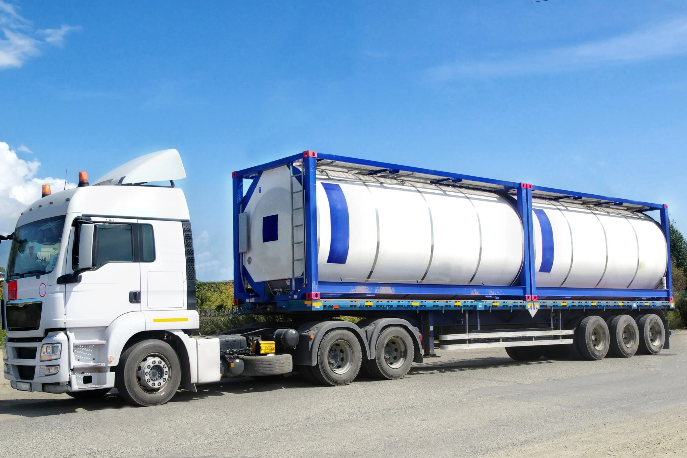 Deux conteneurs-citernes de location sur un camion
