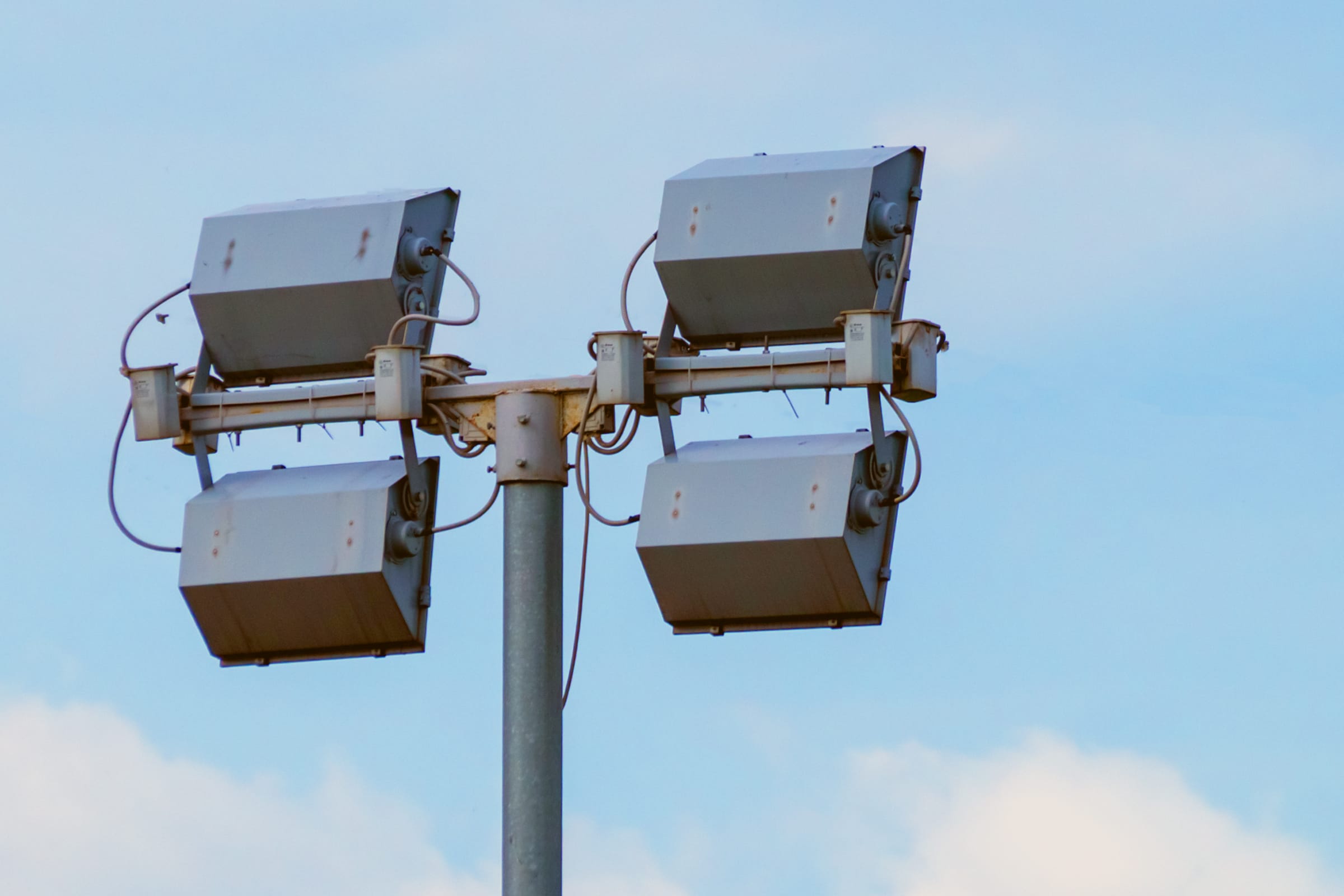 Strahler an einem Lichtmast mieten oder kaufen. © Tatiana - stock.adobe.com